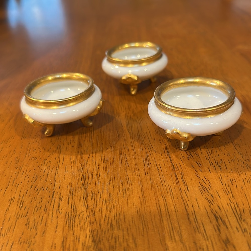 Vienna Austria open salt pinch. White porcelain with gold rim and gold feet. - Picture 3 of 4